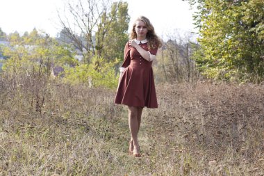 bir elbise genç güzel sarışın kadın