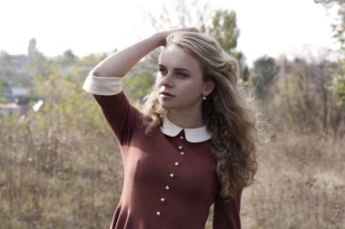 bir elbise genç güzel sarışın kadın