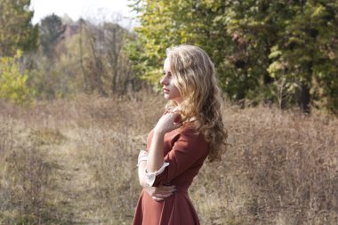 bir elbise genç güzel sarışın kadın