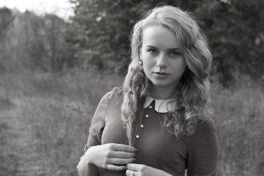 bir elbise genç güzel sarışın kadın