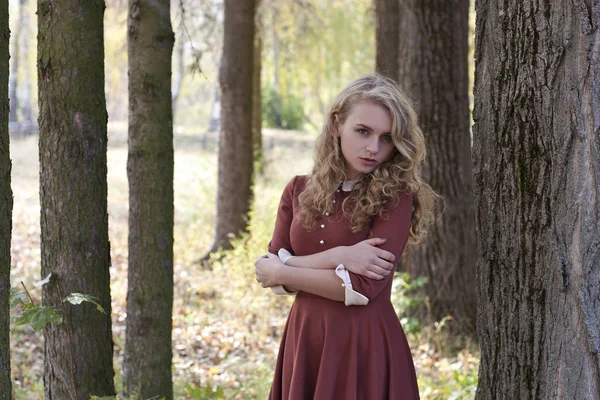 bir elbise genç güzel sarışın kadın