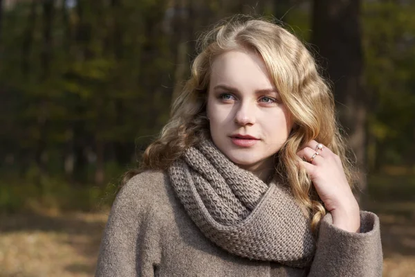 bir elbise genç güzel sarışın kadın