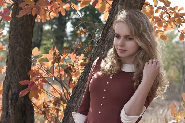 bir elbise genç güzel sarışın kadın