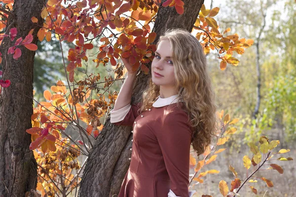 bir elbise genç güzel sarışın kadın