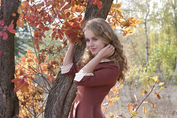 bir elbise genç güzel sarışın kadın