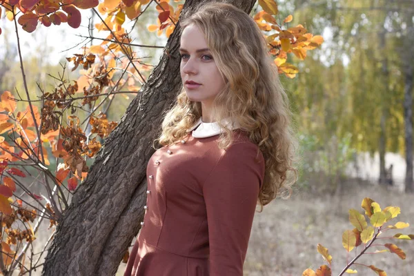 bir elbise genç güzel sarışın kadın