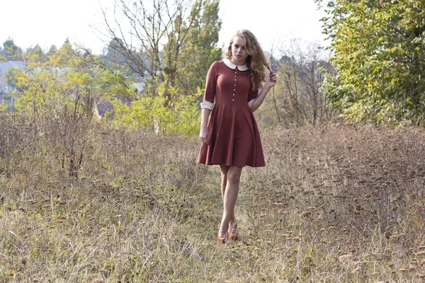 bir elbise genç güzel sarışın kadın