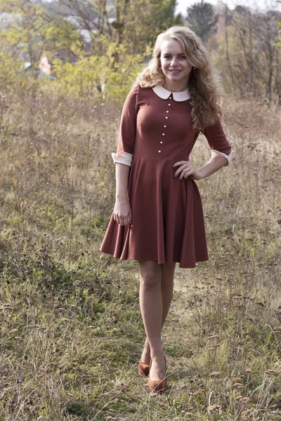 bir elbise genç güzel sarışın kadın