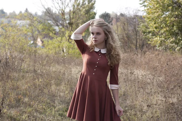 bir elbise genç güzel sarışın kadın