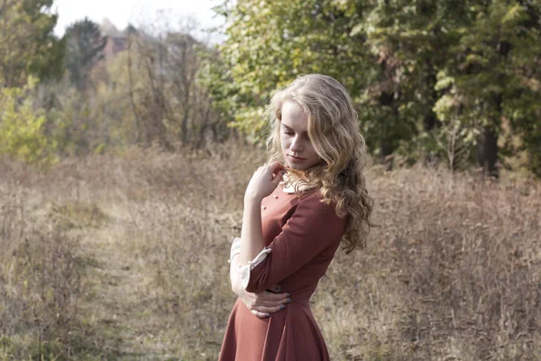 Belle jeune femme blonde dans une robe — Photo