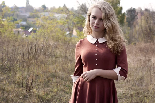 bir elbise genç güzel sarışın kadın