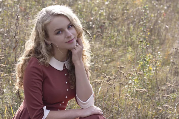 bir elbise genç güzel sarışın kadın