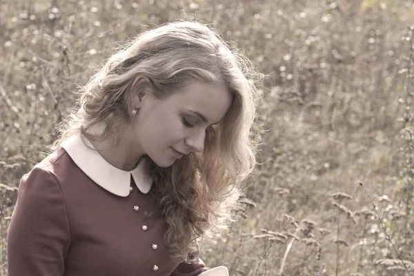 bir elbise genç güzel sarışın kadın