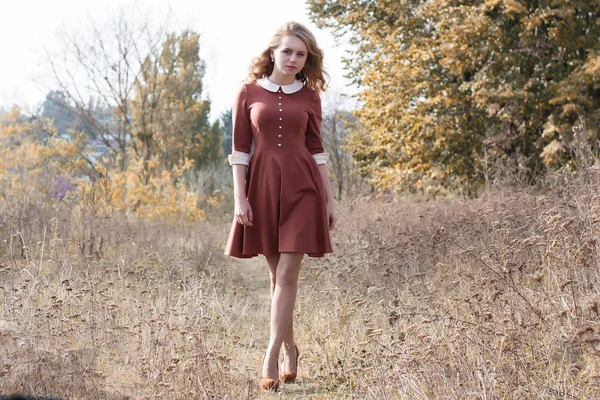 bir elbise genç güzel sarışın kadın