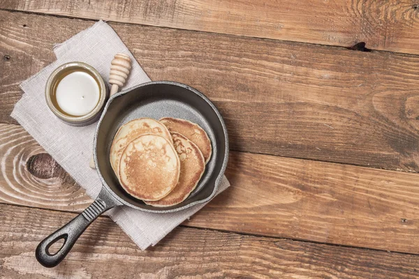 Pfannkuchen und Honig — Stockfoto
