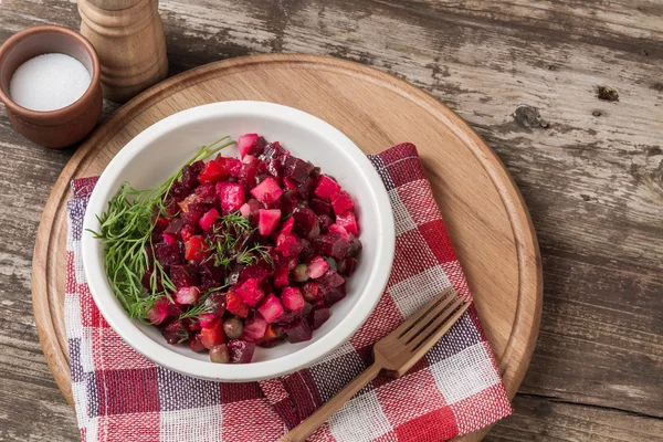 Свекольный салат с винегретом — стоковое фото