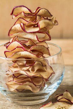 Kurutulmuş elma cips