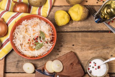 Organik ev yapımı lahana turşusu