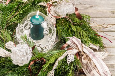 Noel çelenk merkezinde