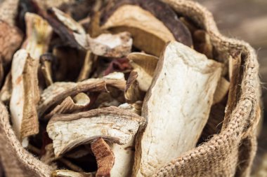 Yenilebilir kurutulmuş mantar