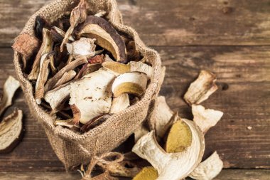 Yenilebilir kurutulmuş mantar