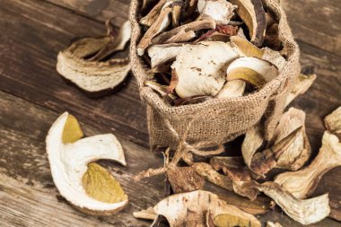 Yenilebilir kurutulmuş mantar