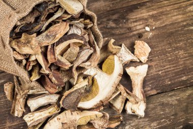 Yenilebilir kurutulmuş mantar