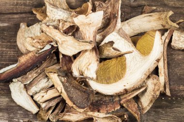 Yenilebilir kurutulmuş mantar