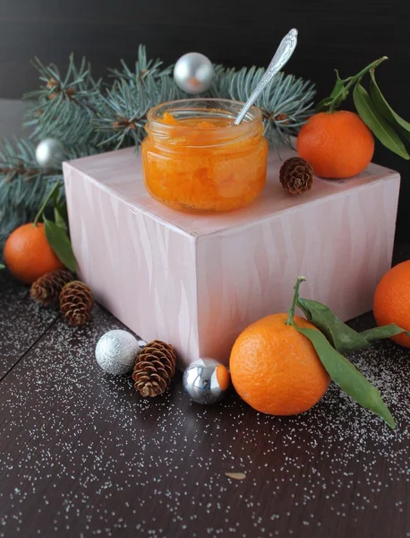 Tangerine jam in a glass jar.A traditional dessert at Christmas and New Year . — стоковое фото
