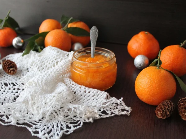 Tangerine jam in a glass jar.A traditional dessert at Christmas and New Year . — стоковое фото