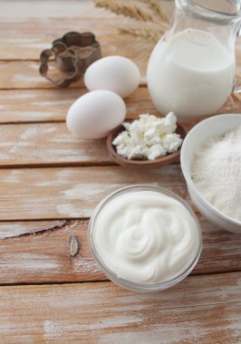 Pişirme - maddeler süt yumurta peynir fındık buğday, ahşap arka plan un.
