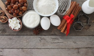 Pişirme - maddeler süt yumurta peynir fındık buğday, ahşap arka plan un.