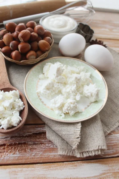 Zutaten zum Backen - Milcheier Käsenüsse Mehl Weizen, Holz Hintergrund — Stockfoto