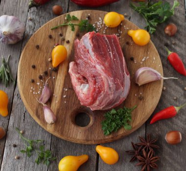 taze çiğ et, baharatlar ve sebzeler