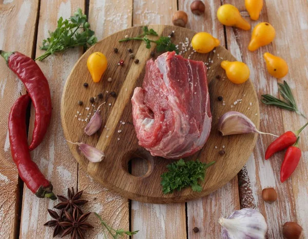 Свіже сире м'ясо, спеції та овочі — стокове фото