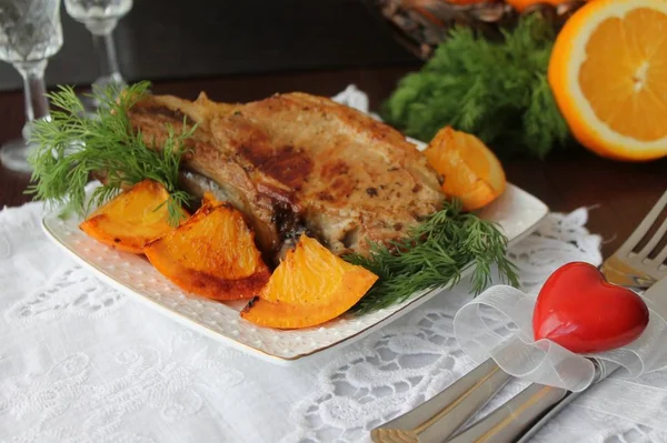 Chuleta de cerdo en el hueso con naranjas — Foto de Stock