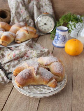 Ev yapımı taze pişmiş kruvasanlar