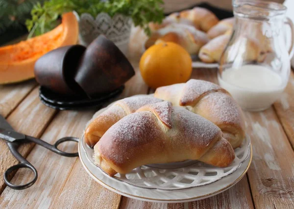 Hecho en casa recién horneado, croissants —  Fotos de Stock