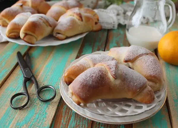 Hecho en casa recién horneado, croissants —  Fotos de Stock