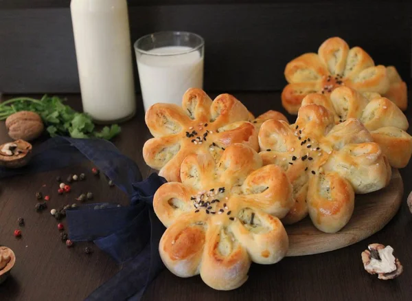 Empanadas con relleno de patata "flores " —  Fotos de Stock