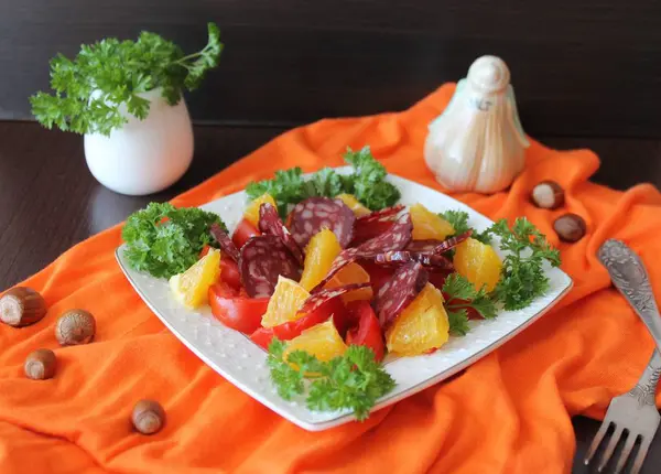 Ensalada con tomates, naranja y chorizo — Foto de Stock