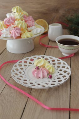 Meringues buruşuk kağıt üstünde göster 