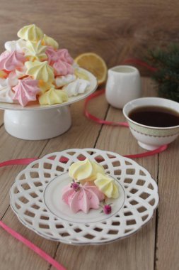 Meringues buruşuk kağıt üstünde göster 