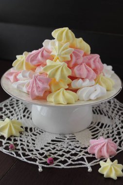 Meringues buruşuk kağıt üstünde göster 