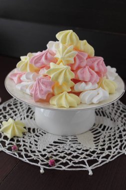 Meringues buruşuk kağıt üstünde göster 