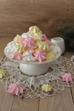 Meringues buruşuk kağıt üstünde göster 