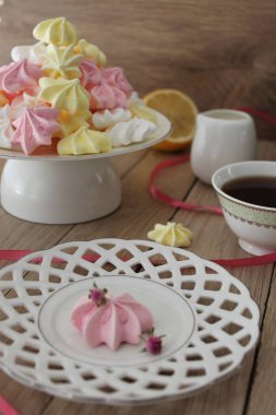 Meringues buruşuk kağıt üstünde göster 