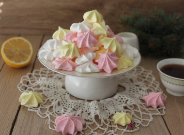 Meringues buruşuk kağıt üstünde göster 