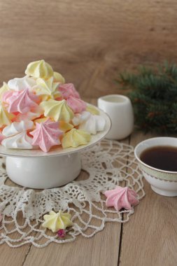 Meringues buruşuk kağıt üstünde göster 