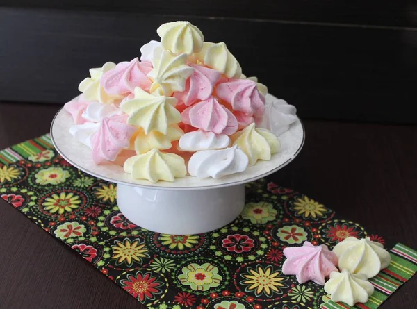 Meringues sur papier froissé vue du dessus — Photo